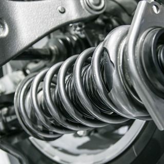 Un primer plano de un amortiguador de un automóvil.