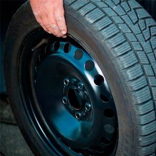 Una persona está cambiando un neumático de un coche.