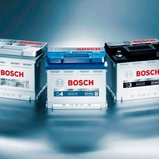 Tres baterías Bosch están sobre una mesa.