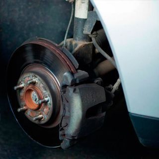 Un primer plano de un disco de freno de un coche.