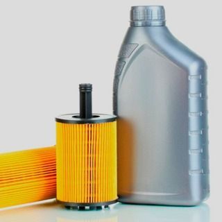 Una botella de aceite junto a un filtro amarillo
