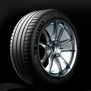 Un primer plano de un neumático Michelin sobre un fondo negro.