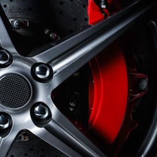 Un primer plano de una rueda de coche con borde rojo.