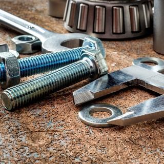 Un primer plano de un montón de herramientas de metal sobre una mesa.