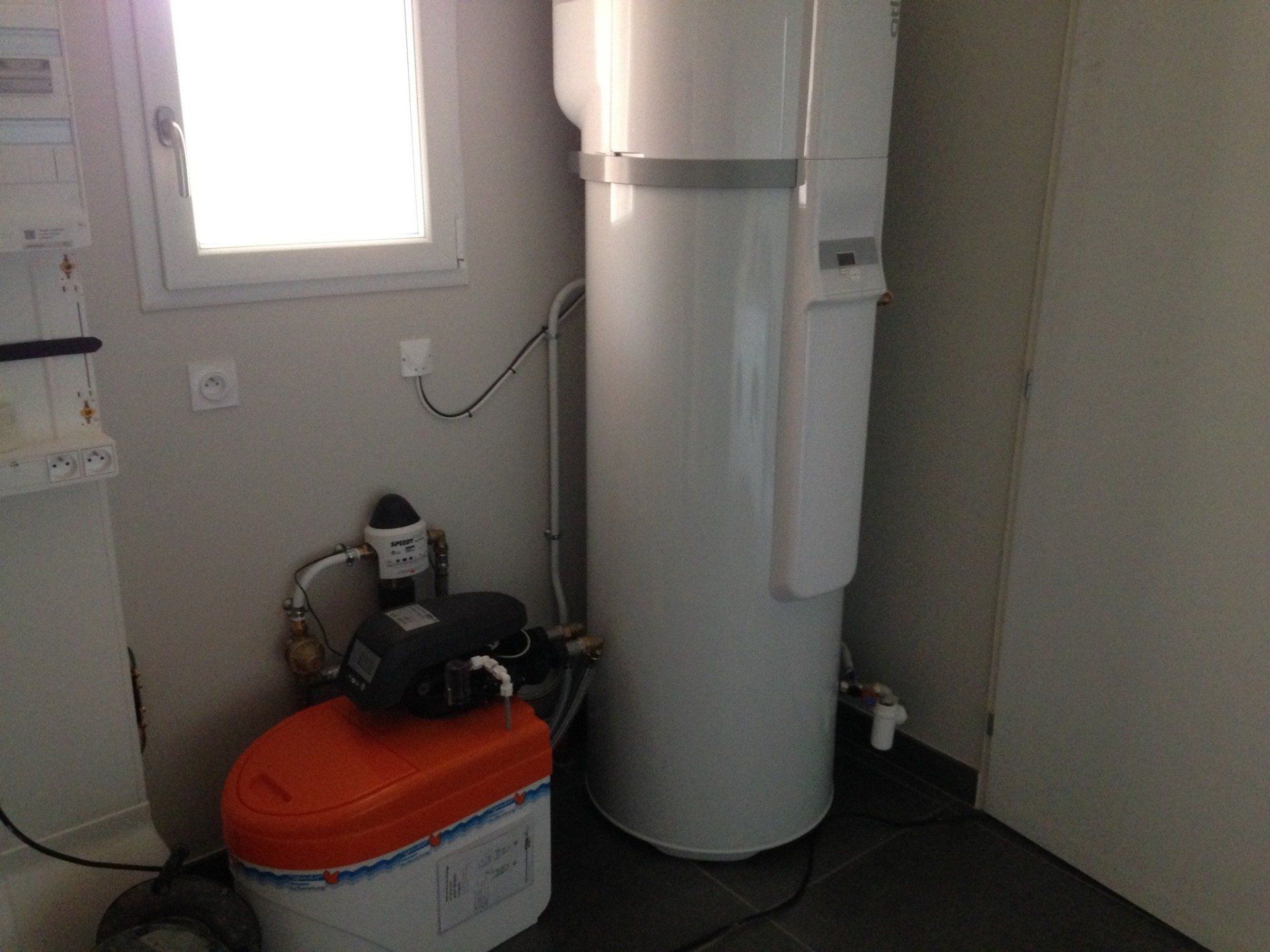 Adoucisseur accroché au mur 