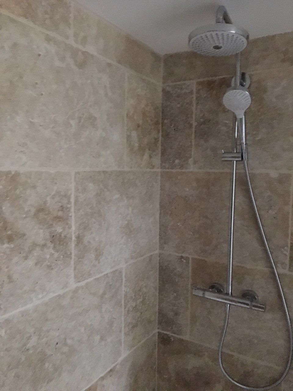 Douche avec grand carrelage 