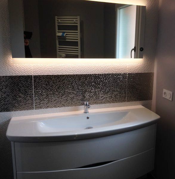 Lavabo sous un miroir 