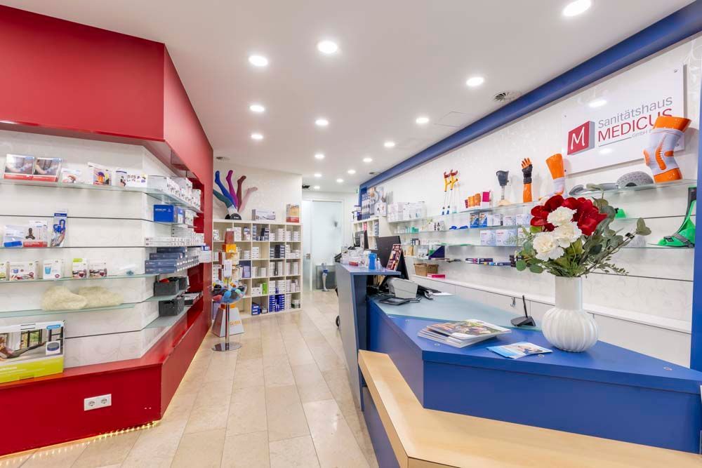 Eine Apotheke mit blauem Tresen und roter Wand.
