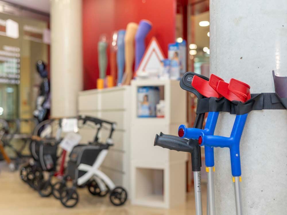 In einem Geschäft hängt ein Paar Krücken an der Wand.