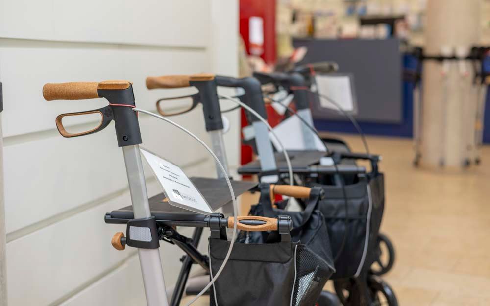 In einem Geschäft hängt ein Paar Krücken an der Wand.