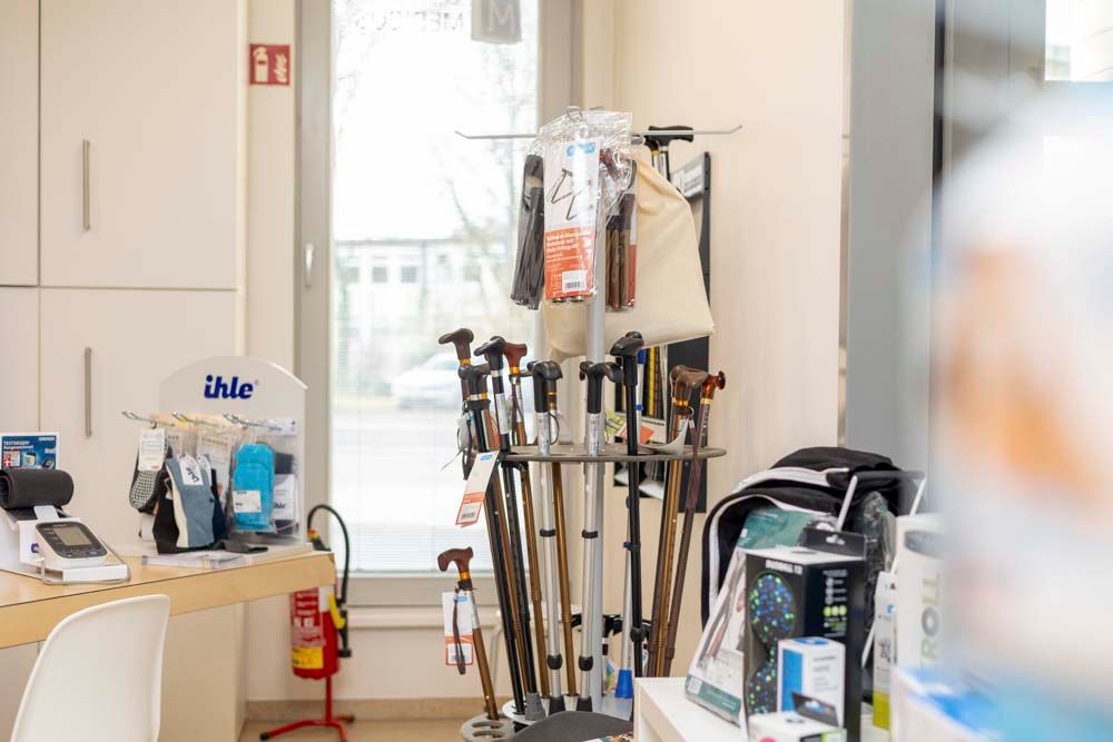 Eine Ausstellung von Gehstöcken und Spazierstöcken in einem Geschäft.