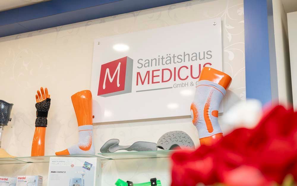 An der wand hängt ein schild mit der aufschrift „sanitätshaus medicus“.