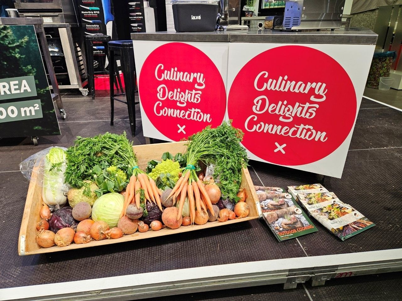 Messestandaufbau mit drapiertem Gemüse