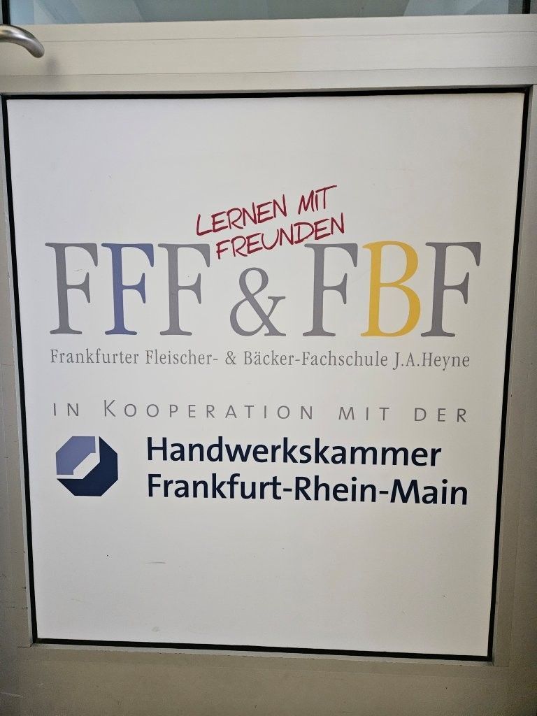 Schild für FFF & FBF, eine Schule in Kooperation mit der Handwerkskammer Frankfurt-Rhein-Main. Text mit Graffiti überlagert.