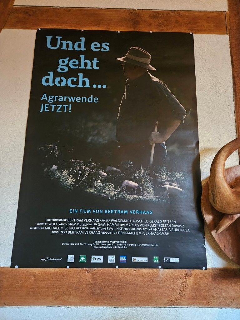 Poster: Man in a hat, dark setting, text 