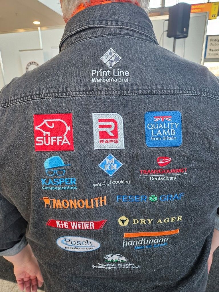 Rückseite eines Jeanshemdes mit Firmenlogos und dem Schriftzug „Print Line“.