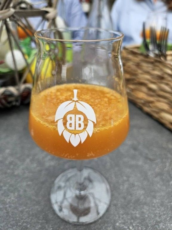 Orangen-Smoothie in einem Markenweinglas auf einem Tisch im Freien in einem Restaurant