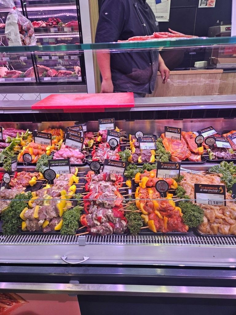 Fleischauslage einer Verkaufstheke