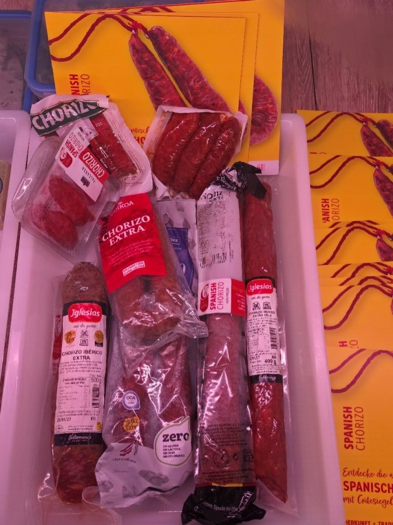 Verschiedene verpackte Snacks und Schokoriegel mit bunten Verpackungen auf einem Tisch arrangiert.