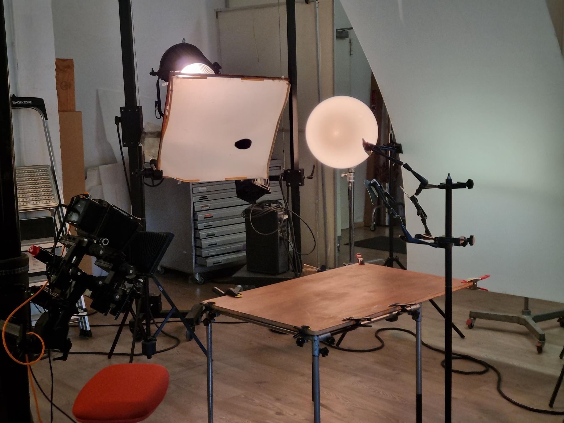 Ein Tisch in einem Fotostudio der bereits ausgeleuchtet ist.