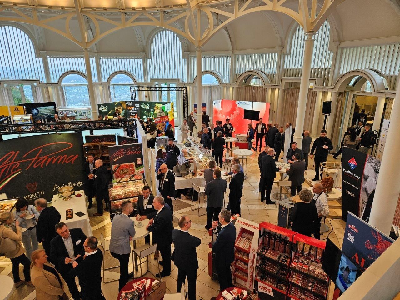 Kongressteilnehmer stehen in einer Rotunde