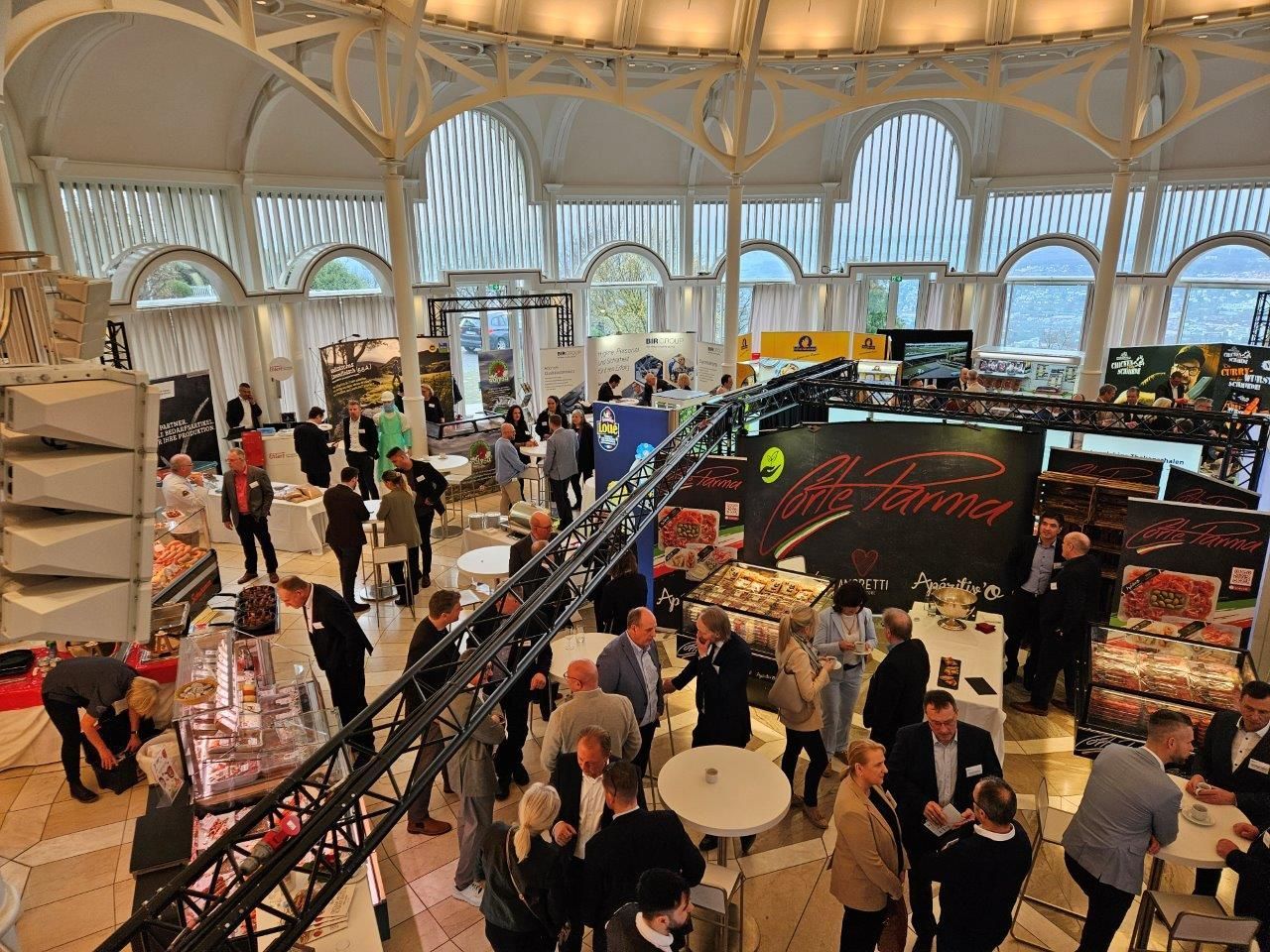 Kongressteilnehmer stehen in einer Rotunde