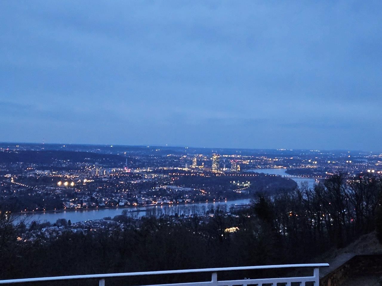 Blick auf den Fluss vom Ort des Kongresses