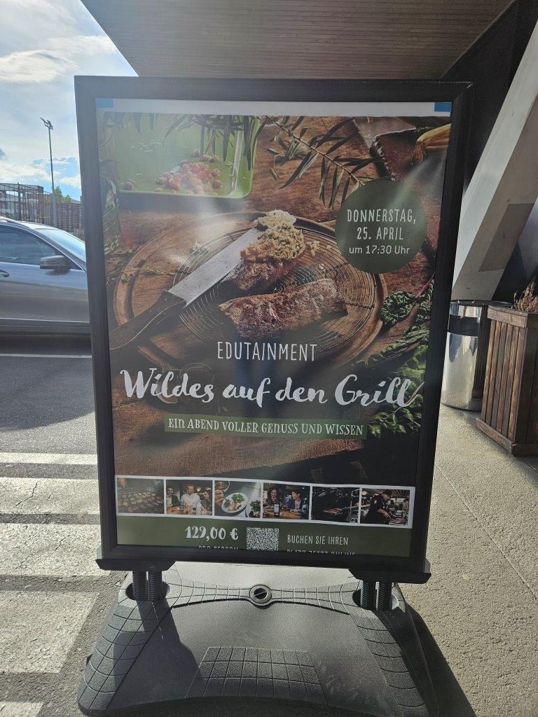 Kundenstopper mit Plakat zur Veranstaltung wildes Grillen