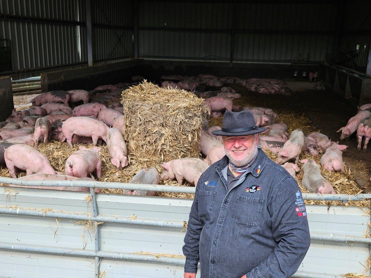 Freilandschweine und bestes Sole Salz - geniale Schinken für Jambon de Bayonne g.g.A. - Orist/Salies-de-Béarn  Mai 2024