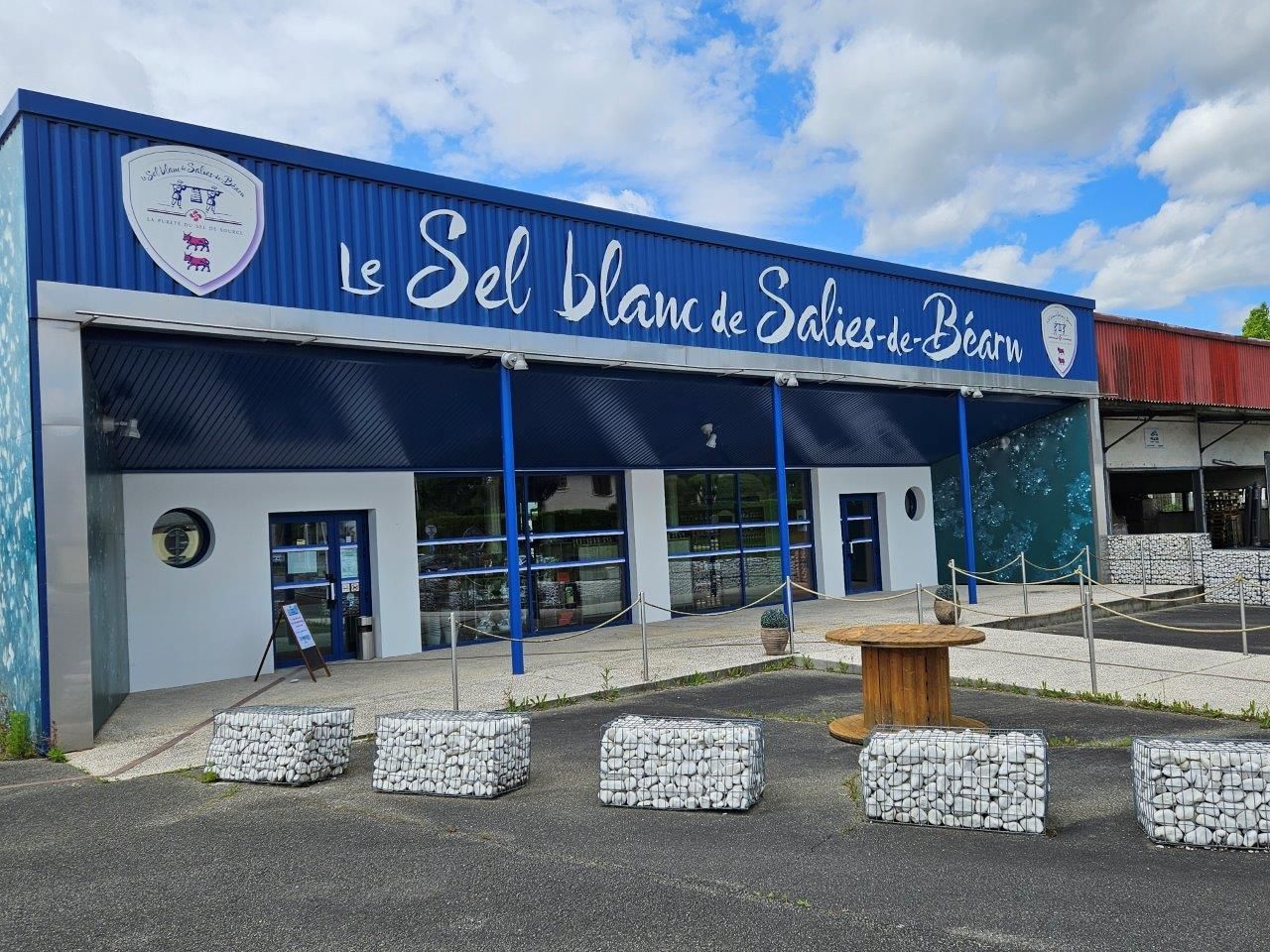 Freilandschweine und bestes Sole Salz - geniale Schinken für Jambon de Bayonne g.g.A. - Orist/Salies-de-Béarn  Mai 2024