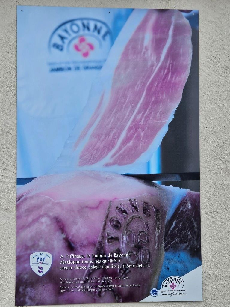 Freilandschweine und bestes Sole Salz - geniale Schinken für Jambon de Bayonne g.g.A. - Orist/Salies-de-Béarn  Mai 2024