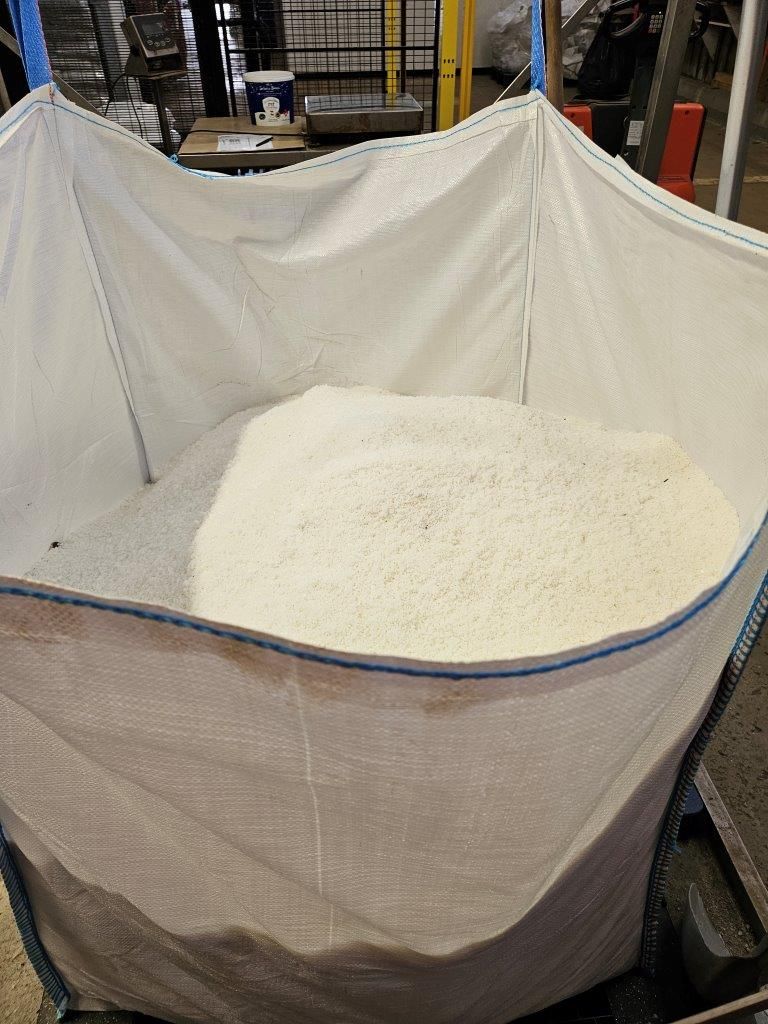 Freilandschweine und bestes Sole Salz - geniale Schinken für Jambon de Bayonne g.g.A. - Orist/Salies-de-Béarn  Mai 2024