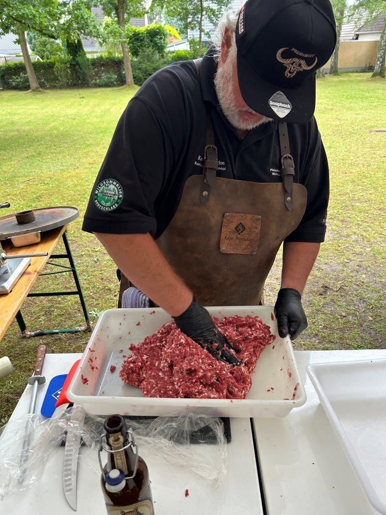 Sommerfest des Hegering Sülztals - Bratwurst und Burgerpatties Produktion - Kath. Pfarrheim Kleineichen - 06.07.24