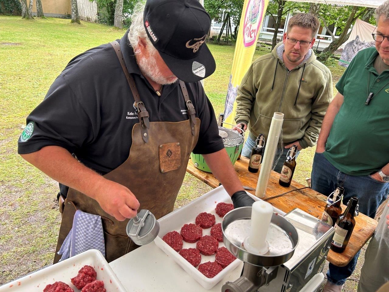 Sommerfest des Hegering Sülztals - Bratwurst und Burgerpatties Produktion - Kath. Pfarrheim Kleineichen - 06.07.24