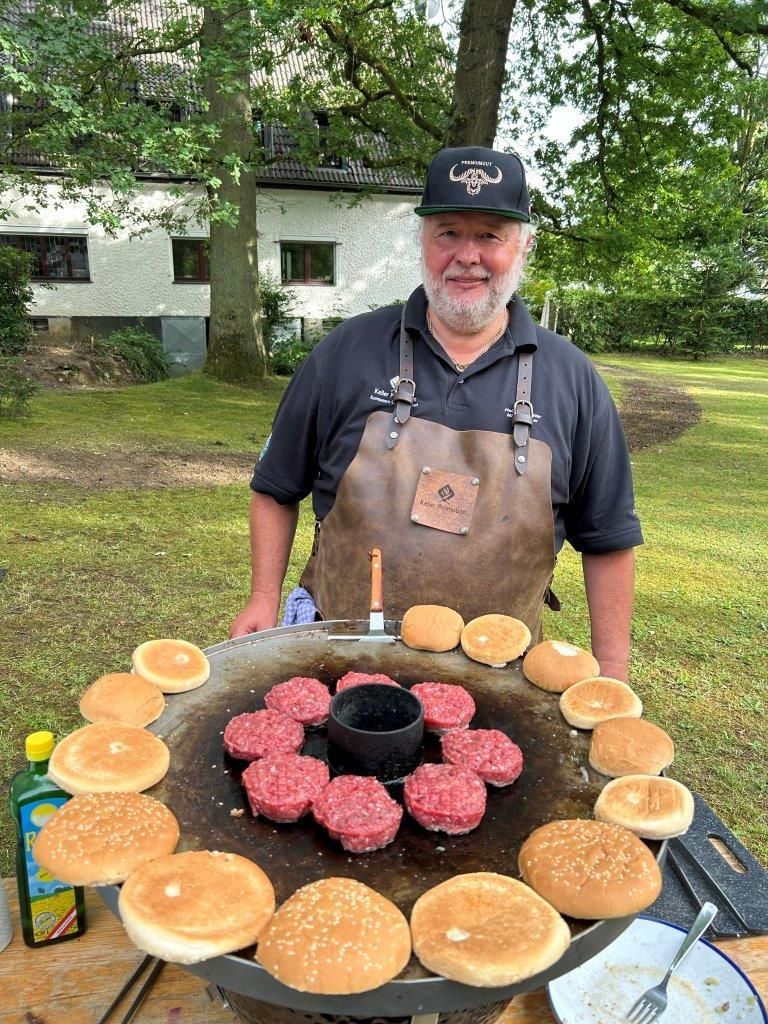 Sommerfest des Hegering Sülztals - Bratwurst und Burgerpatties Produktion - Kath. Pfarrheim Kleineichen - 06.07.24