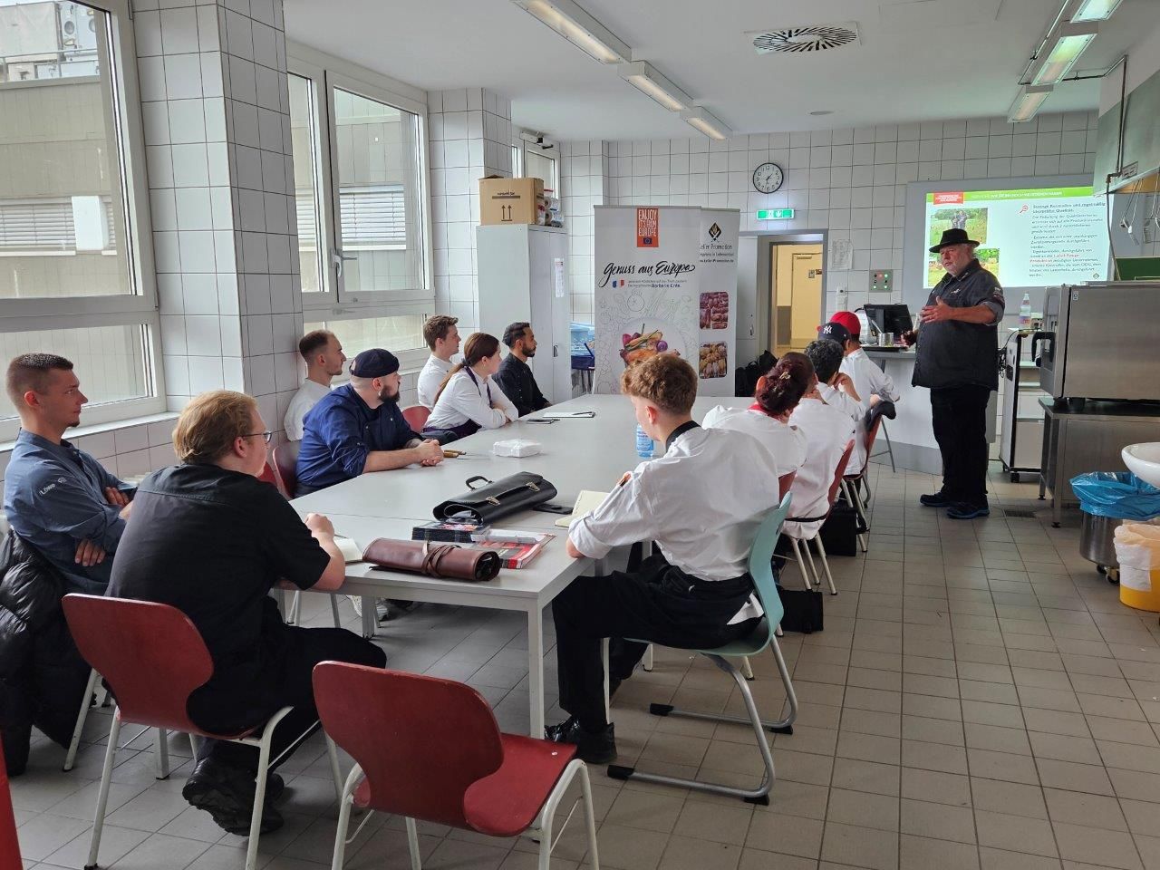 Gruppe sitzt am Tisch 