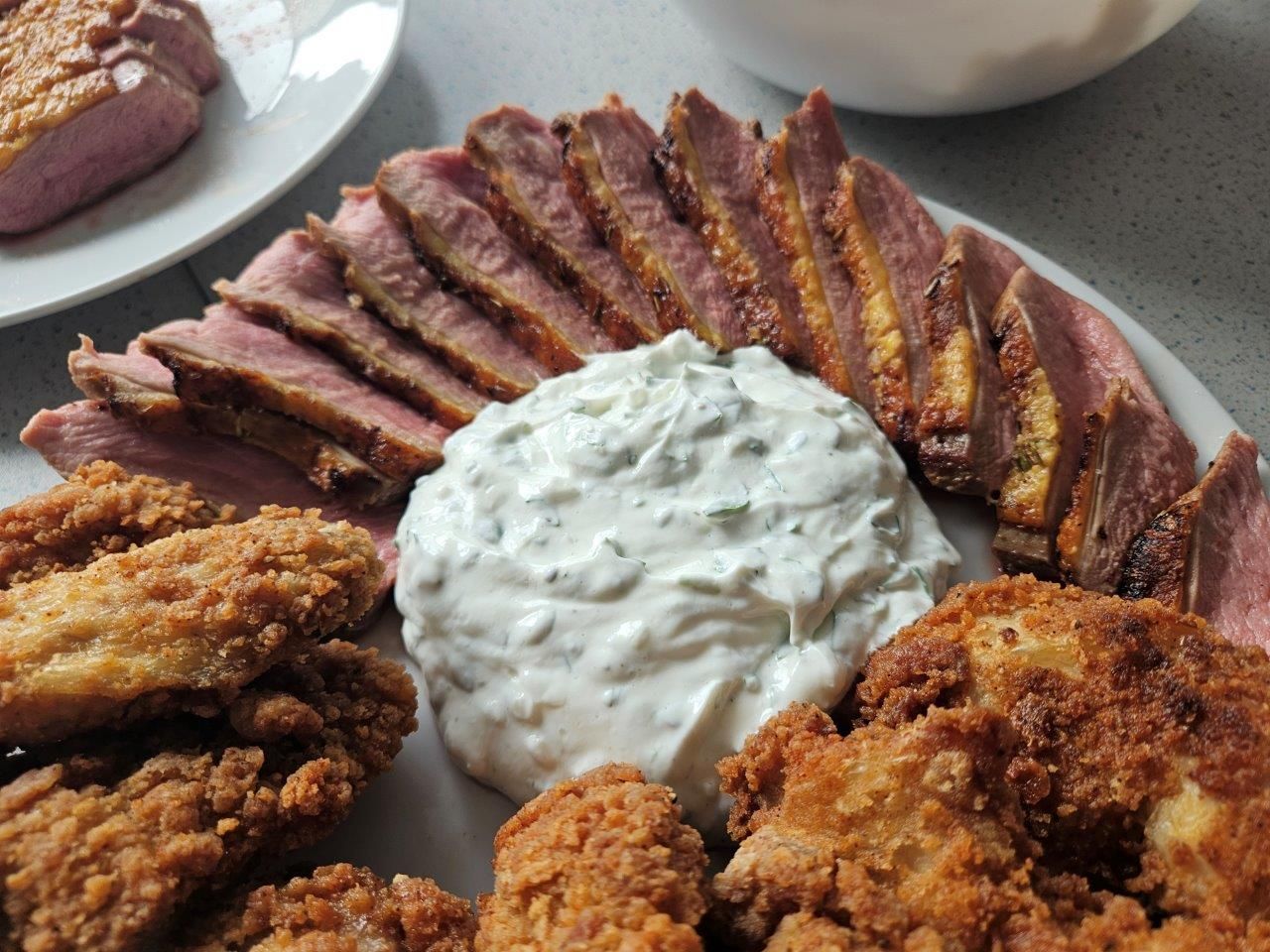 Zubereitetes Fleisch mit Dip
