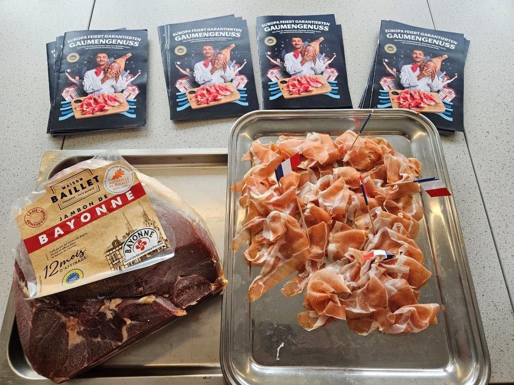 Schinkenhappen auf Zahnstocher und Flyer