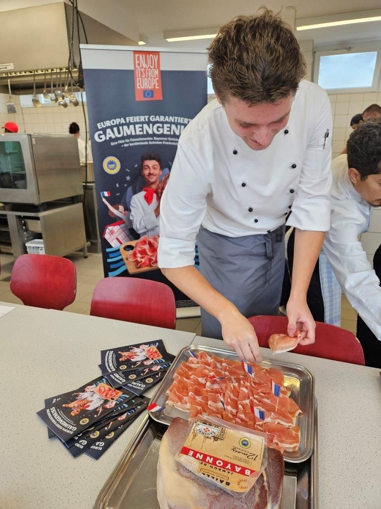 Ein Mann in der Uniform eines Kochs bereitet Essen zu