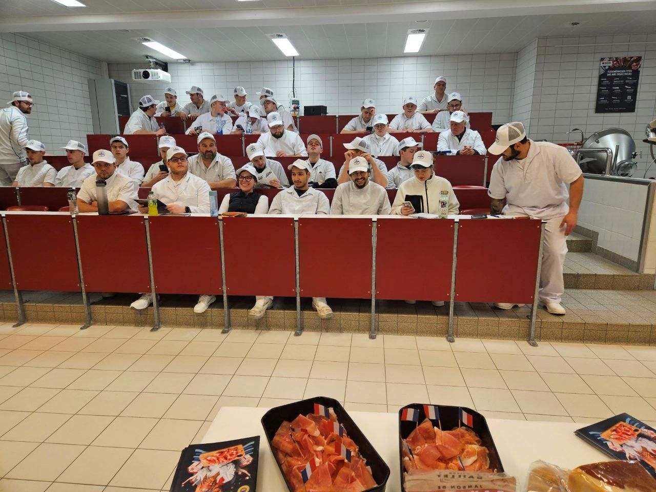 Schinken mit Schulungsteilnehmern im Hintergrund