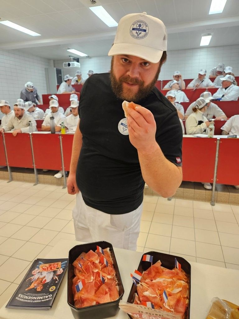 Teilnehmer probiert Schinken