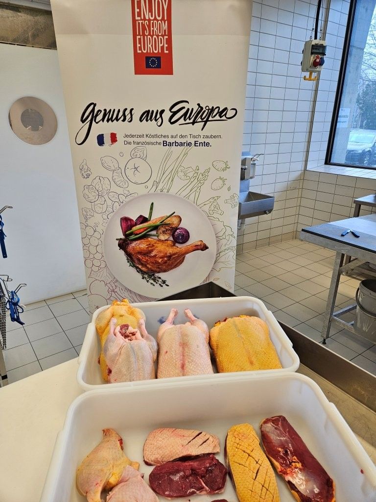 Entenfleisch in 2 Behältern vor einem Banner