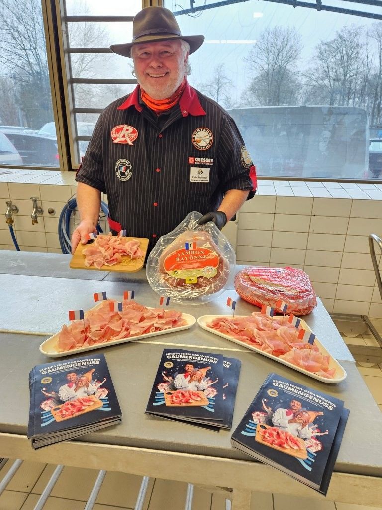 Michael Keller mit Schinkenplatten