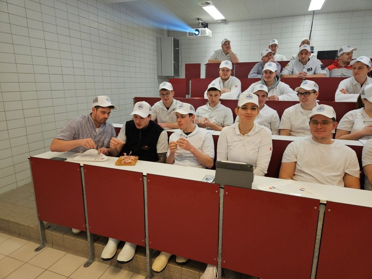 Schulungsteilnehmer probieren