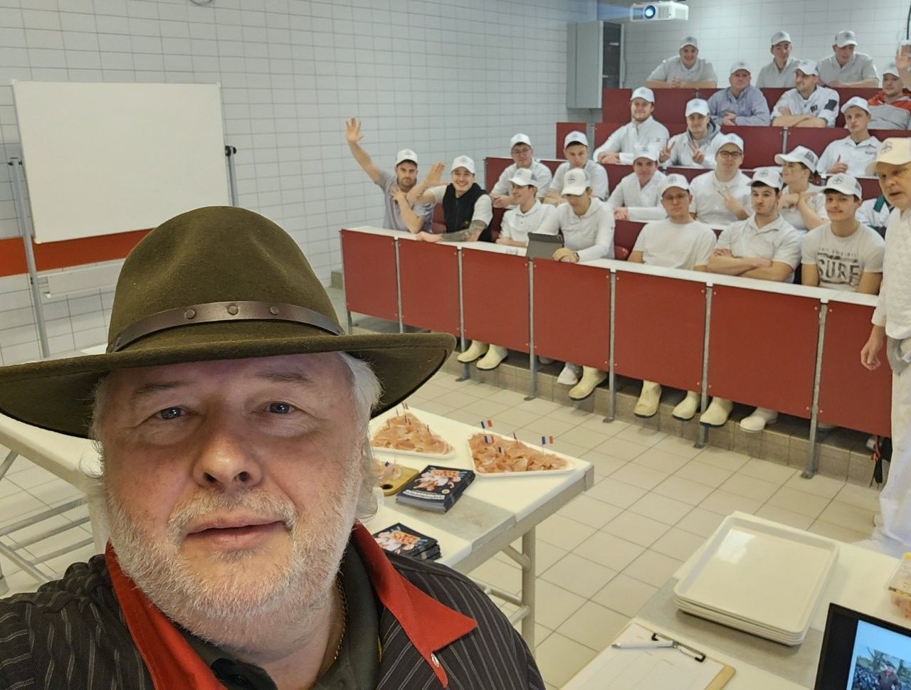 Michael Keller und Schulungsteilnehmer im Hintergrund