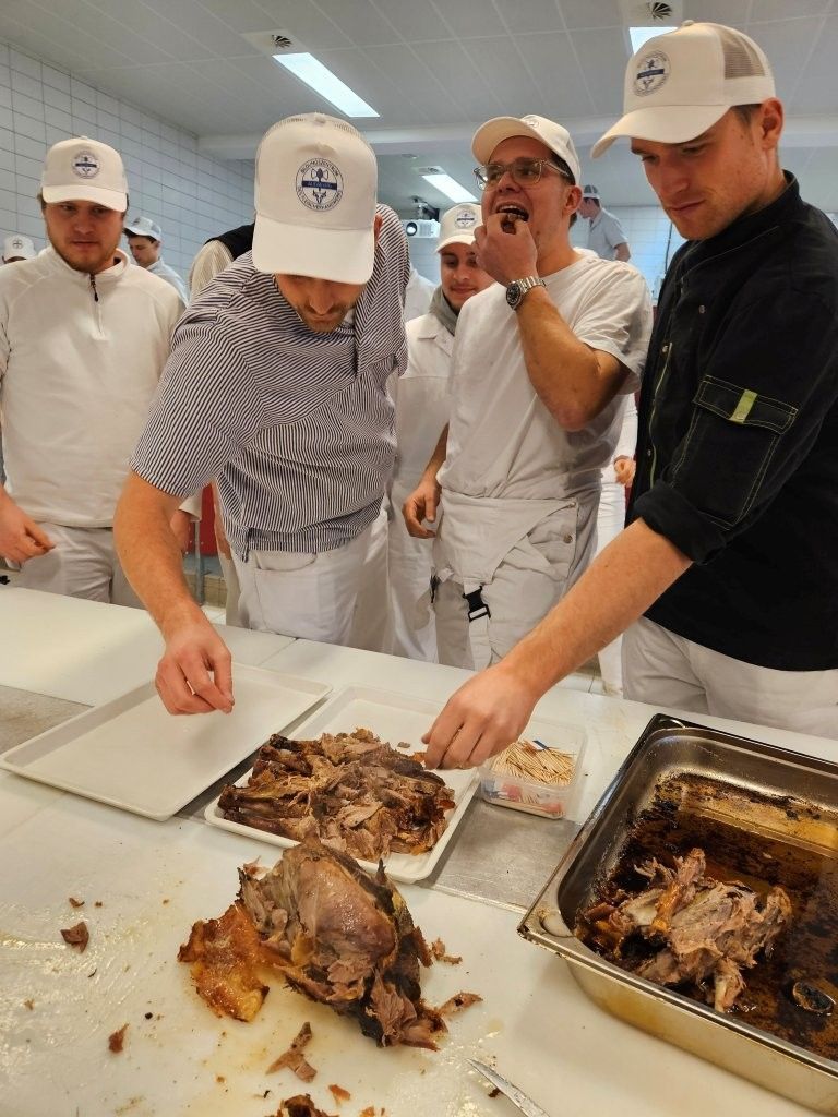 Schulungsteilnehmer probieren Fleisch