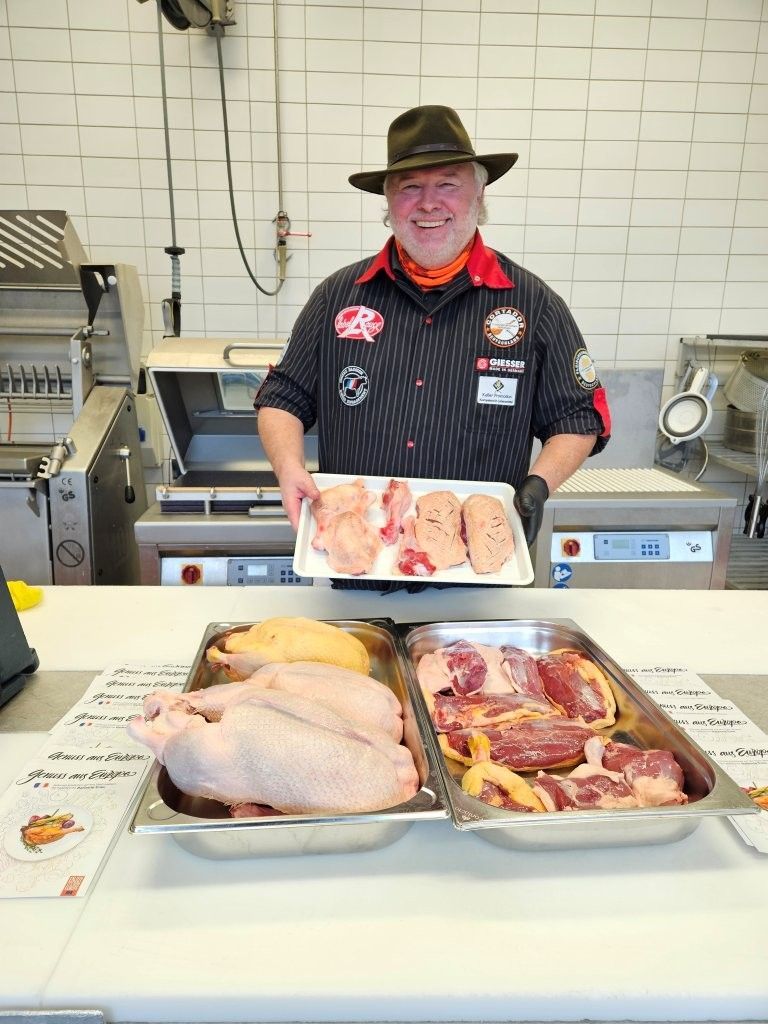Michael Keller mit Fleischprodukten