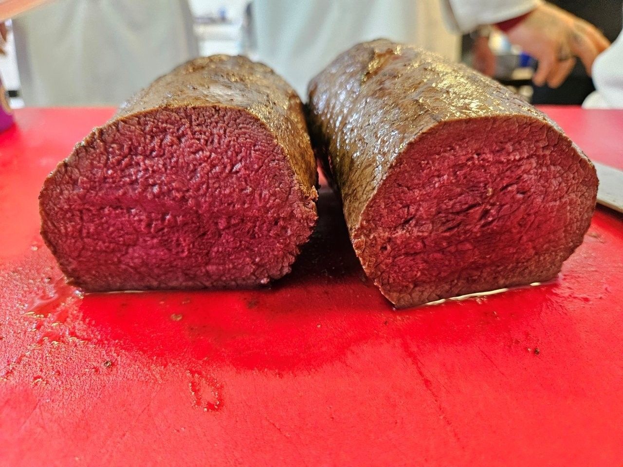 Angebratene Fleischstücke