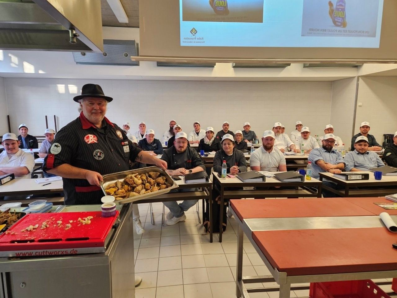 Michael Keller mit Fleisch und Schulungsteilnehmern