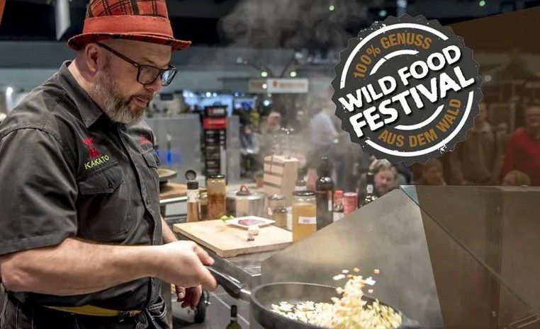 Michael Keller schwenkt eine Pfanne am Herd